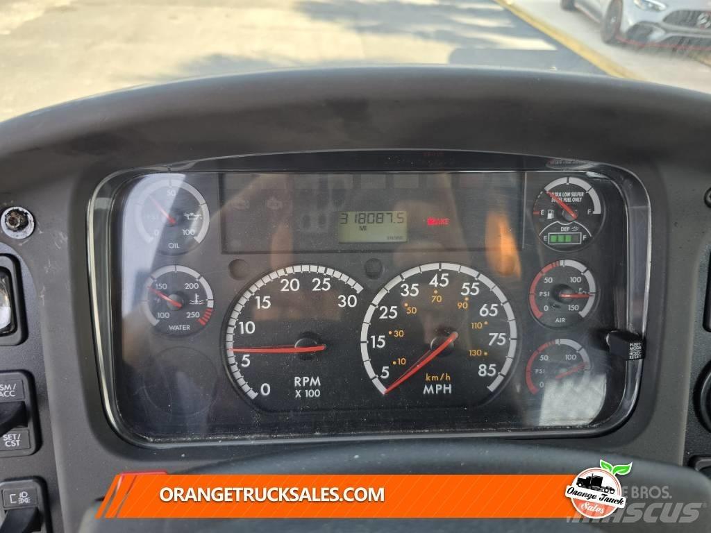 Freightliner M2 106 Шасси с кабиной