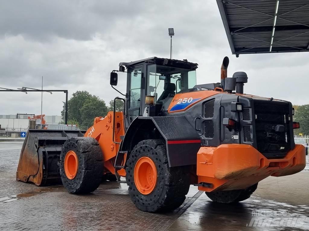 Hitachi ZW 250 Фронтальные погрузчики