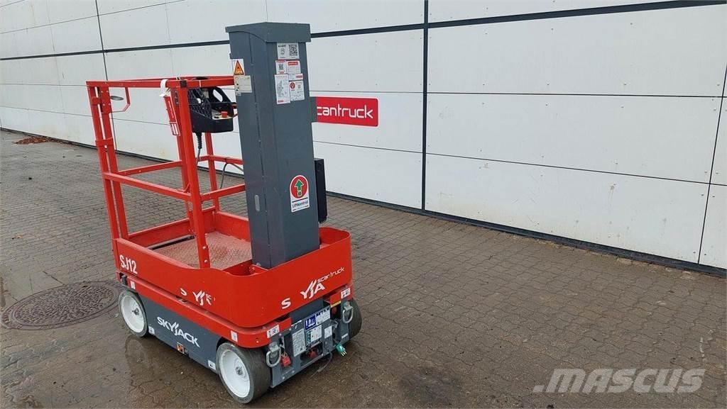 SkyJack SJ12 Вертикальные мачтовые подъемники