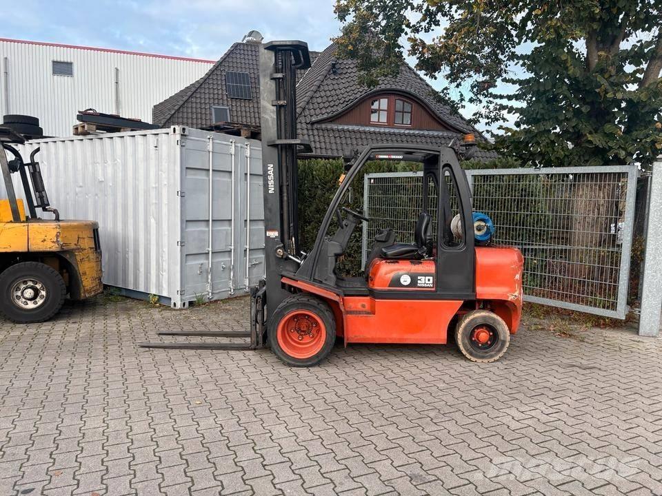 Nissan UGD02 A 30 PQ Газовые погрузчики