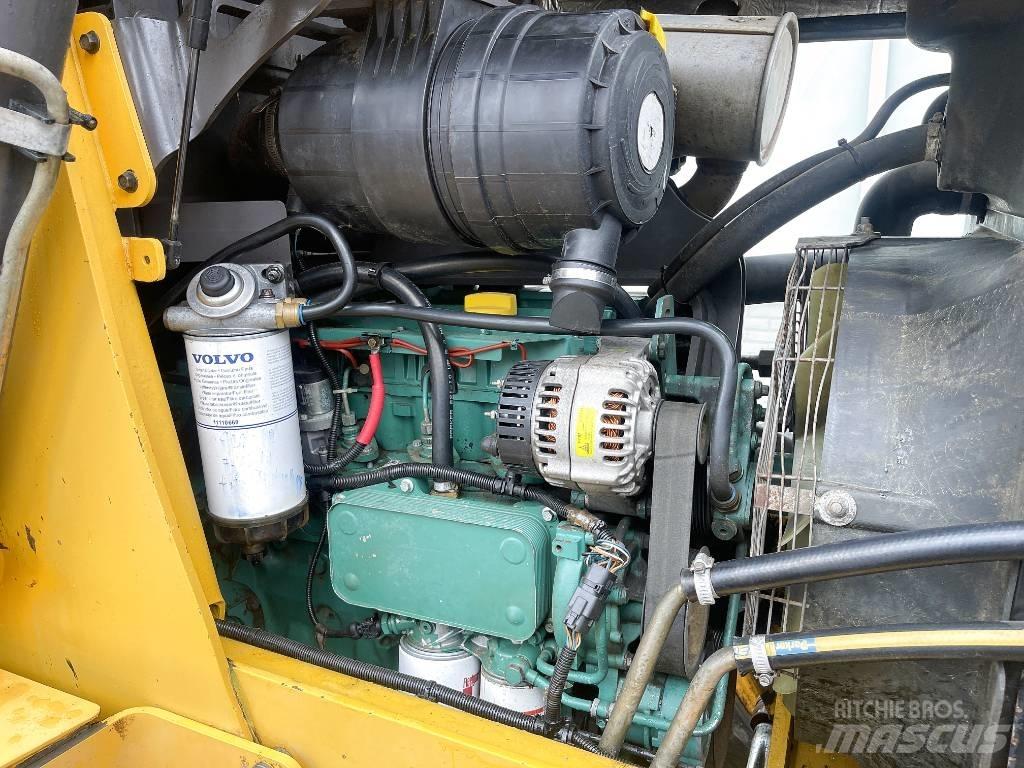 Volvo BL71 Экскаваторы-погрузчики