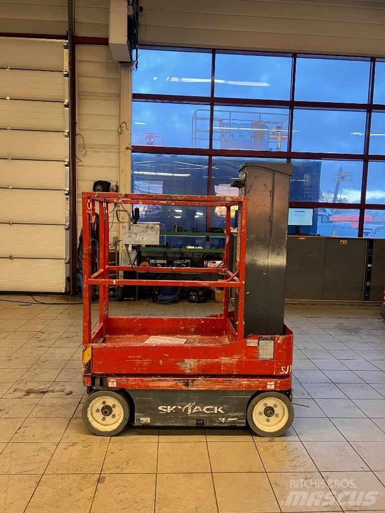 SkyJack SJ 16 Вертикальные мачтовые подъемники