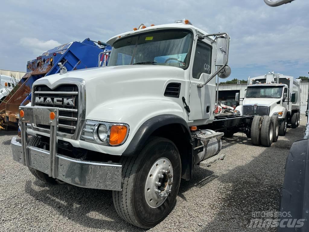 Mack CV 713 Шасси с кабиной