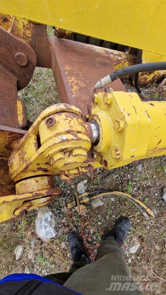 Komatsu D85 Ходовая часть и подвеска