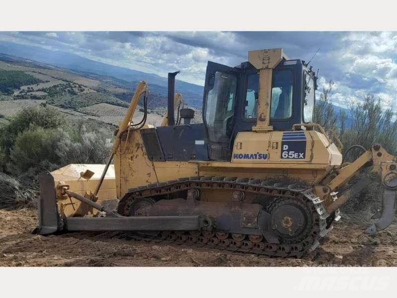 Komatsu D65EX-15 Гусеничные бульдозеры