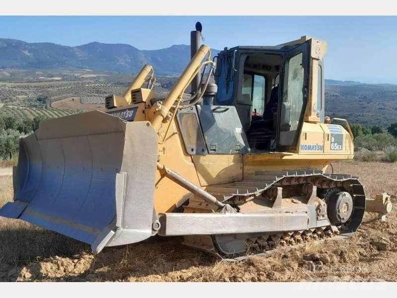 Komatsu D65EX-15 Гусеничные бульдозеры