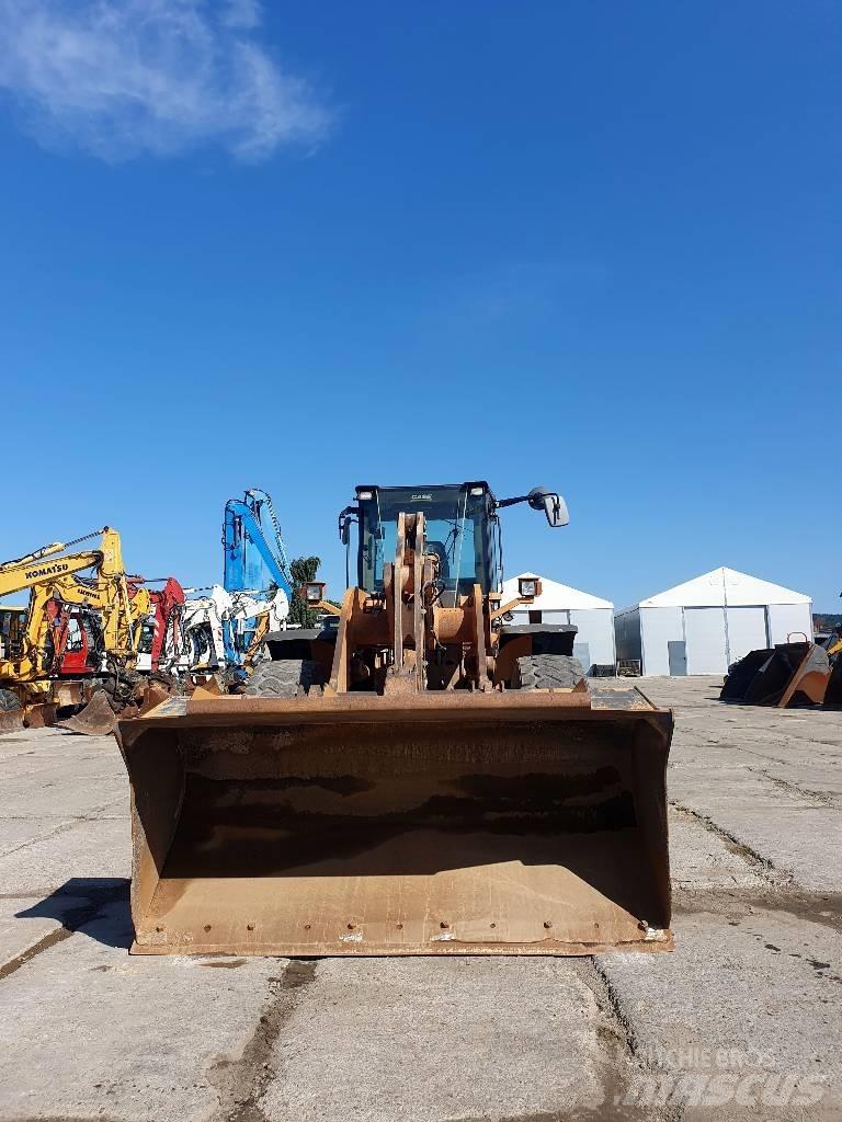 CASE 821 E Фронтальные погрузчики