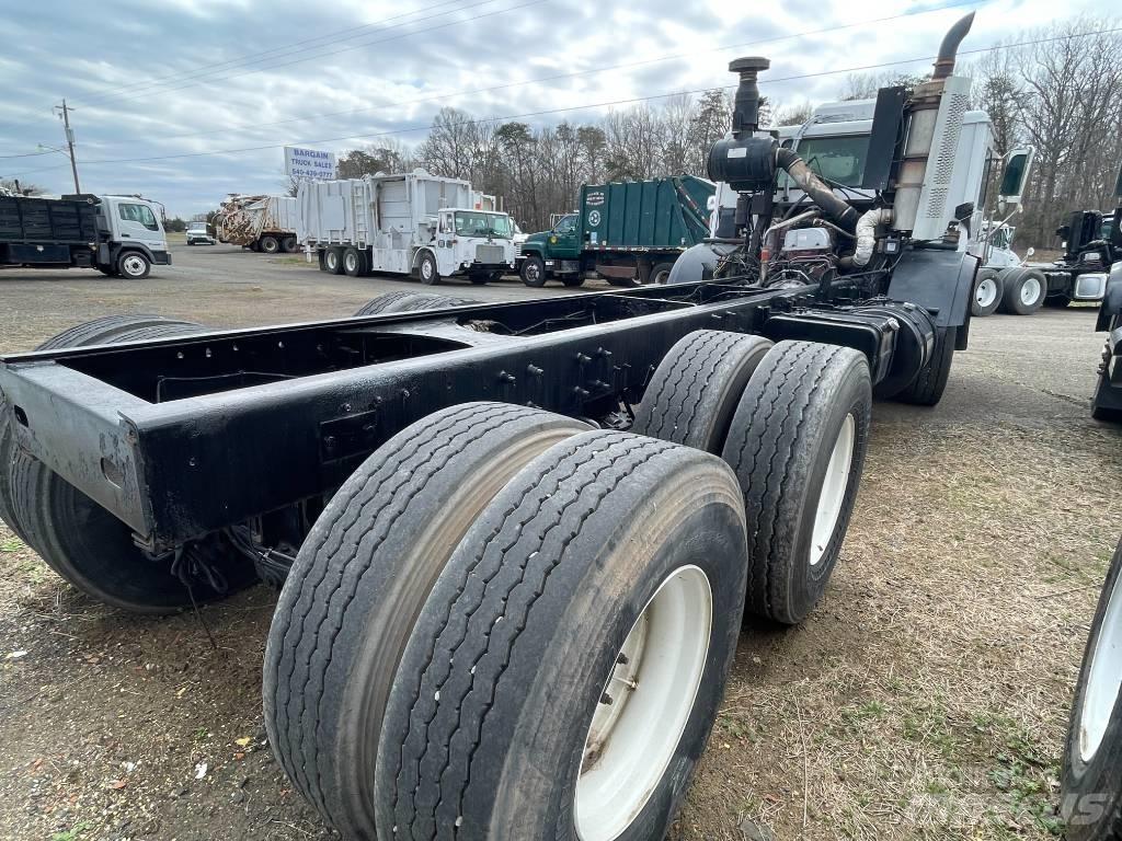 Mack LEU613 Шасси с кабиной