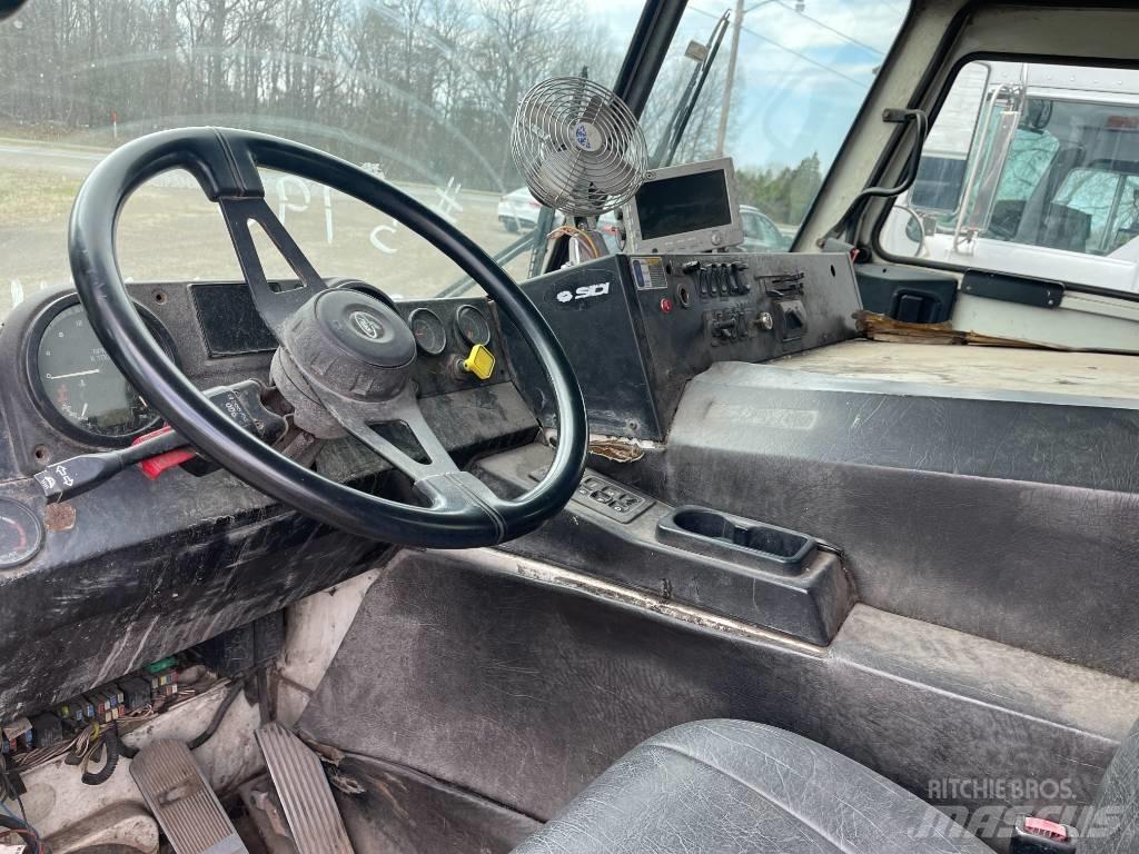 Mack LEU613 Шасси с кабиной