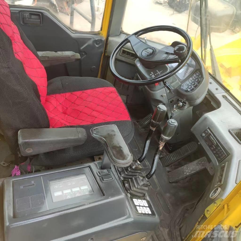 Komatsu WA 600 Фронтальные погрузчики