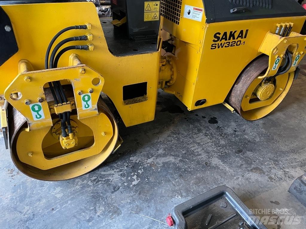 Sakai SW 320-1 Катки тротуарные