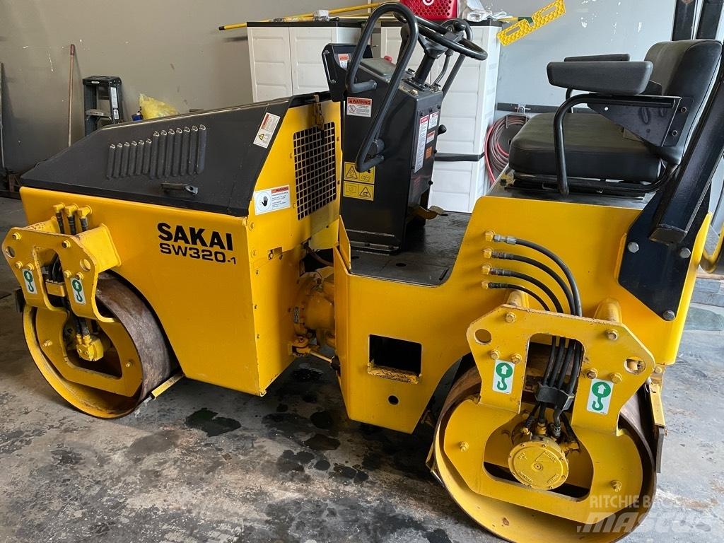 Sakai SW 320-1 Катки тротуарные