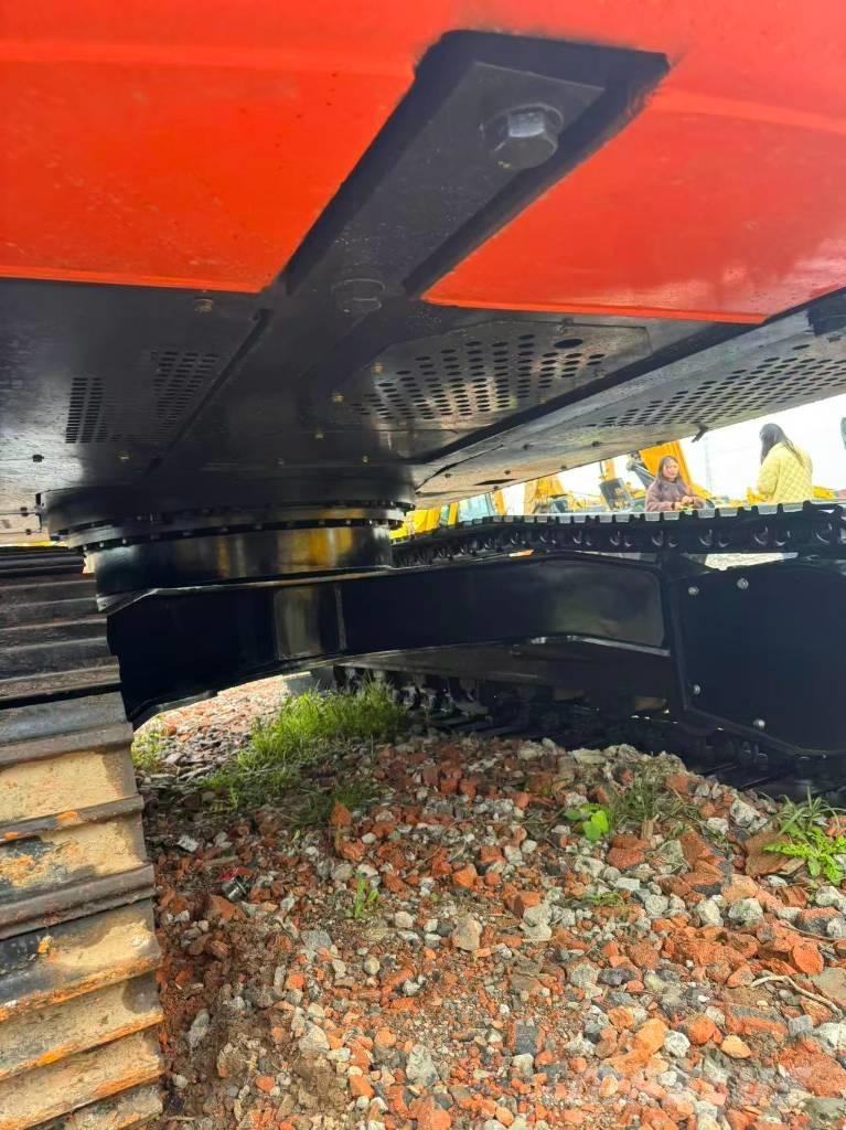 Hitachi ZX 200 Гусеничные экскаваторы