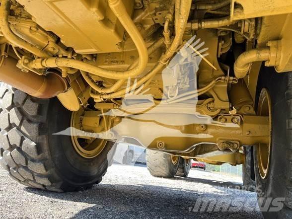 CAT 725 Поливочные машины