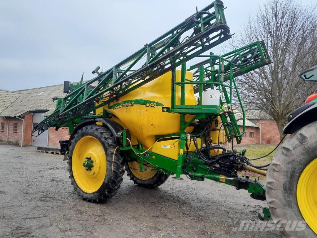 John Deere 840 Прицепные опрыскиватели