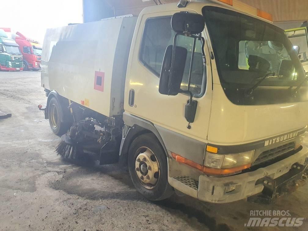 Mitsubishi Canter Вакуумные уборочные машины