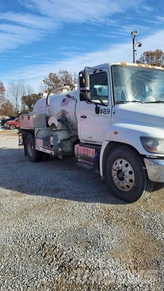 Hino Toilet Truck Грузовики-цистерны
