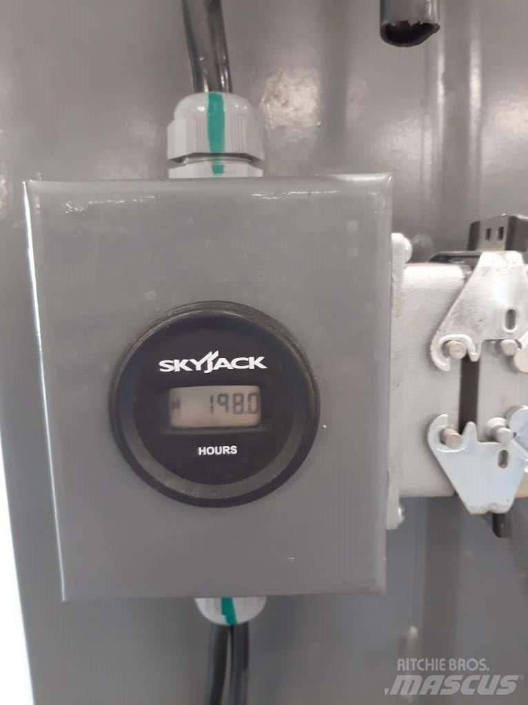 SkyJack SJ 16 Вертикальные мачтовые подъемники