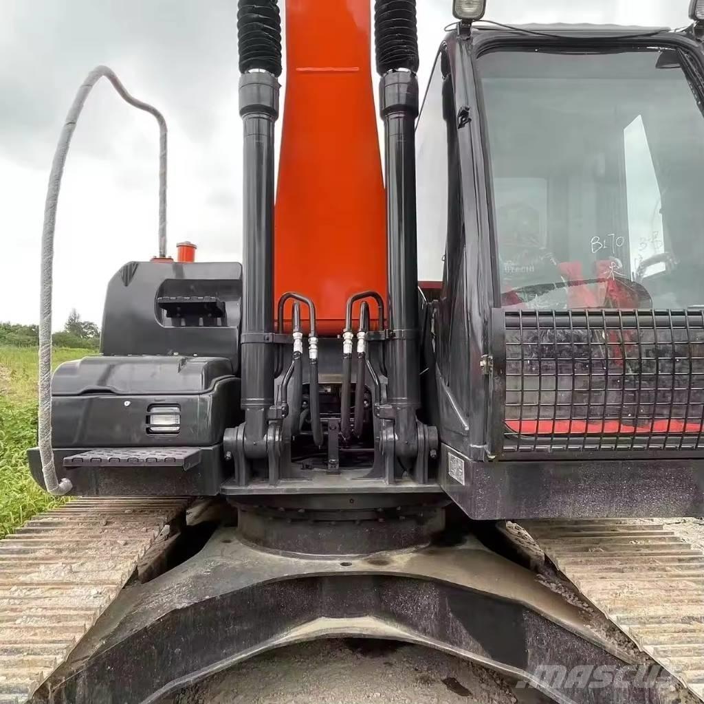 Hitachi ZX 200 Гусеничные экскаваторы
