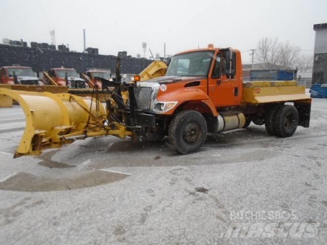International 7400 Снежные отвалы и плуги
