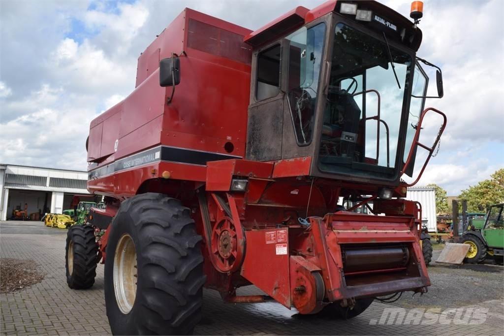 Case IH 1680 Axial Зерноуборочные комбайны