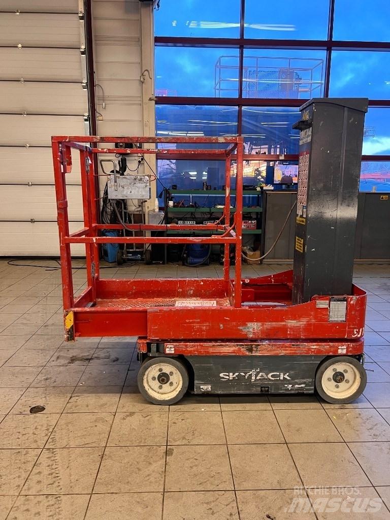 SkyJack SJ 16 Вертикальные мачтовые подъемники