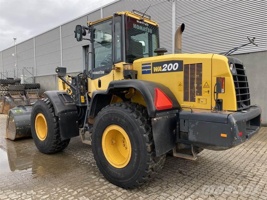 Komatsu WA200-7 Фронтальные погрузчики