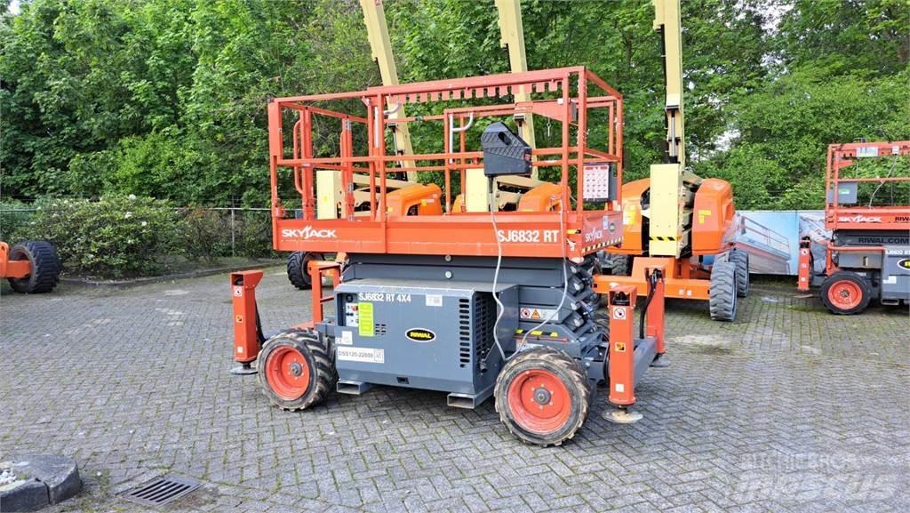 SkyJack 6832RT Ножничные подъемники