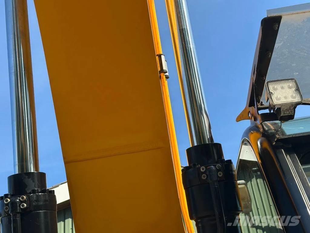 JCB JS220LC plus Гусеничные экскаваторы