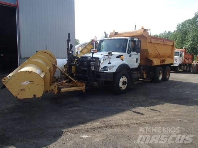 International 7400 Снежные отвалы и плуги