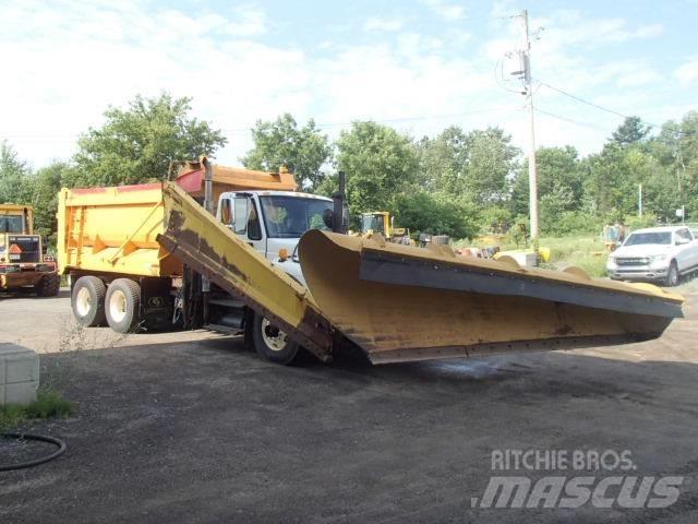 International 7400 Снежные отвалы и плуги