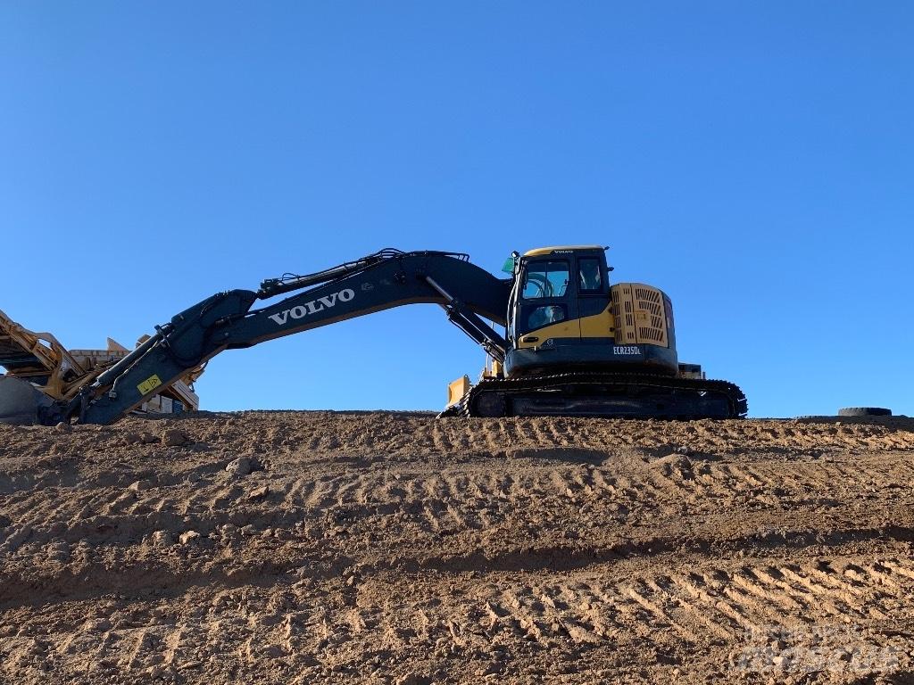 Komatsu 138 us -8 Гусеничные экскаваторы
