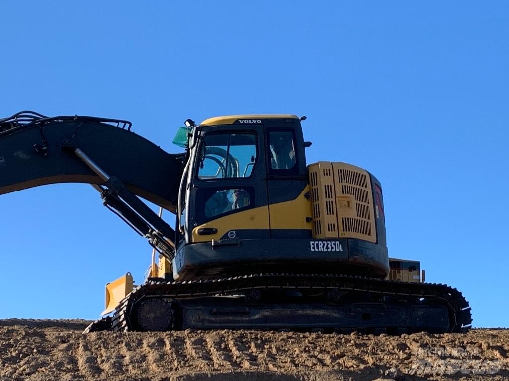 Komatsu 138 us -8 Гусеничные экскаваторы