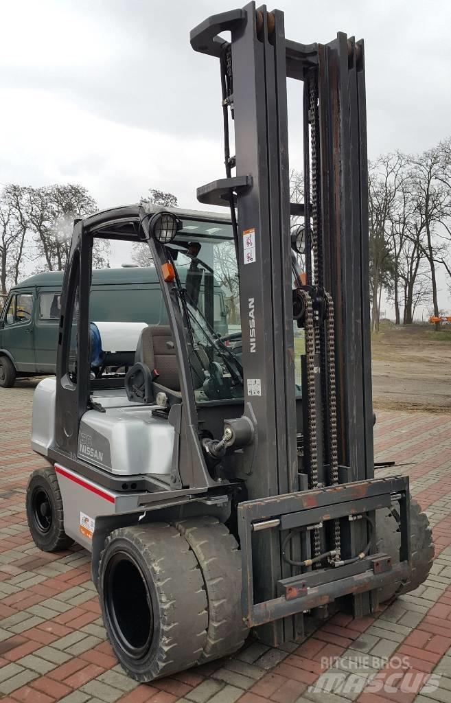 Nissan UG1D2A30LQ Газовые погрузчики