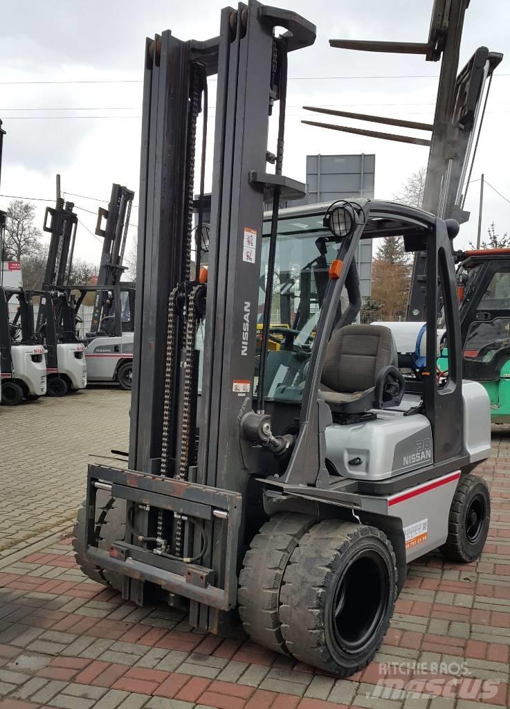 Nissan UG1D2A30LQ Газовые погрузчики