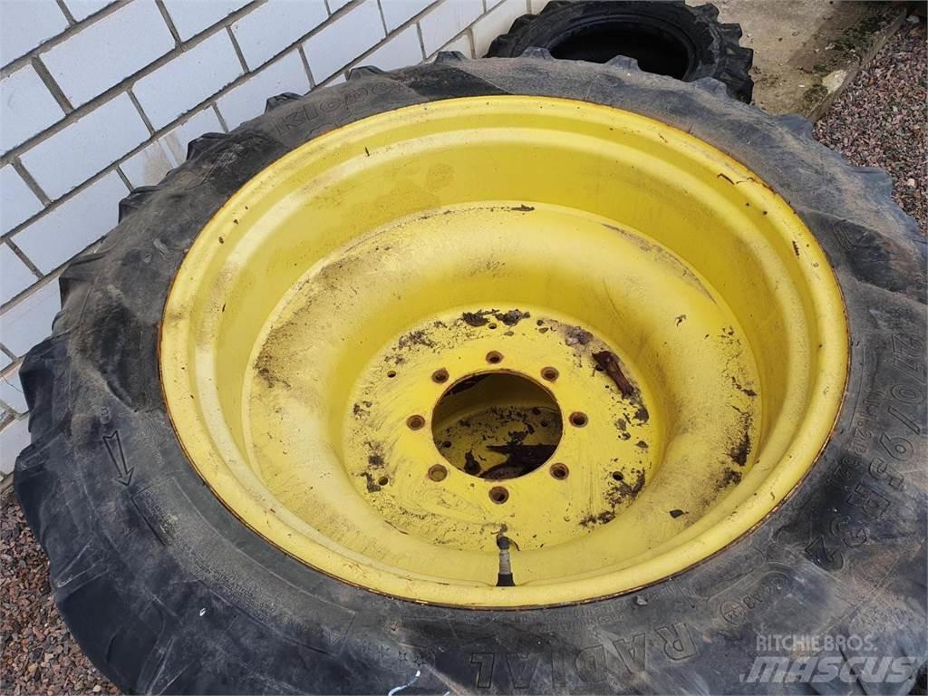Kleber 270/95R32 Шины и колёса