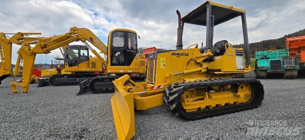 Komatsu D 21 P-8 Гусеничные бульдозеры