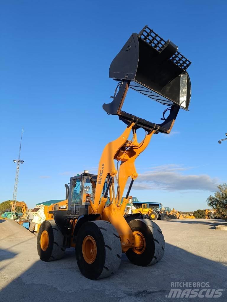 CASE 821C XR Фронтальные погрузчики