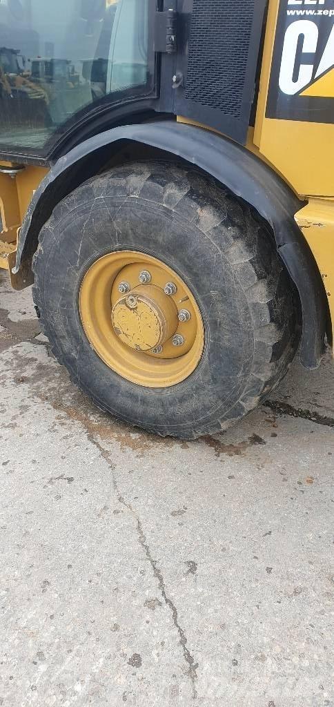 CAT 906M Фронтальные погрузчики