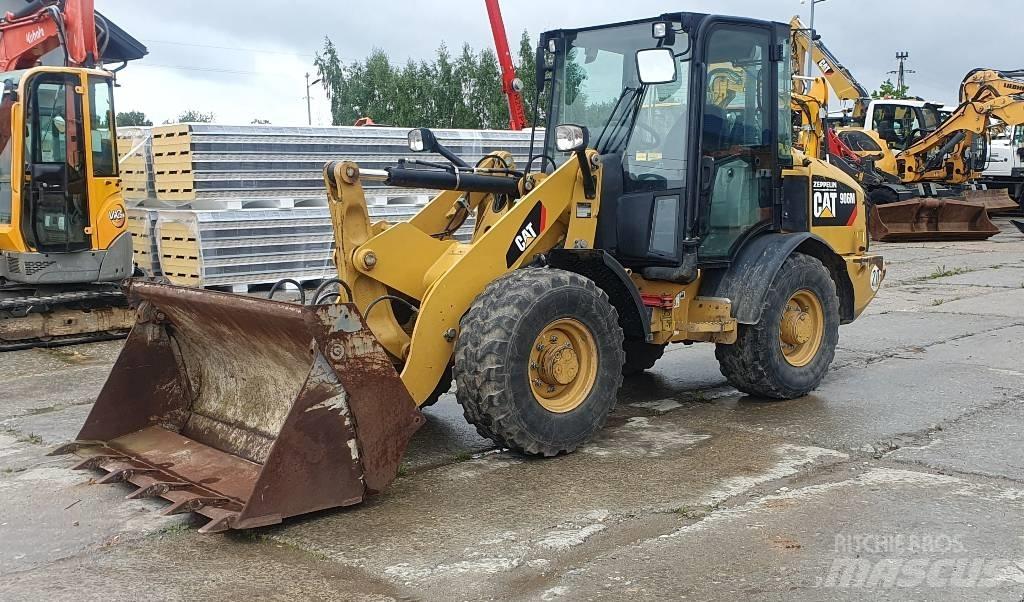 CAT 906M Фронтальные погрузчики