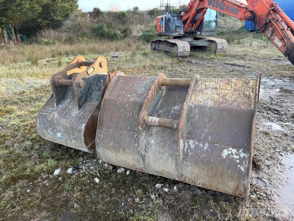 Hitachi ZX225USRLC-3 Гусеничные экскаваторы