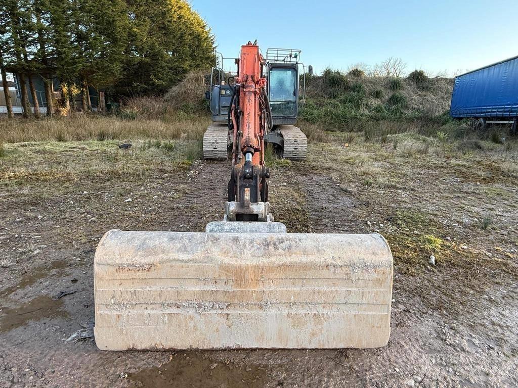 Hitachi ZX225USRLC-3 Гусеничные экскаваторы