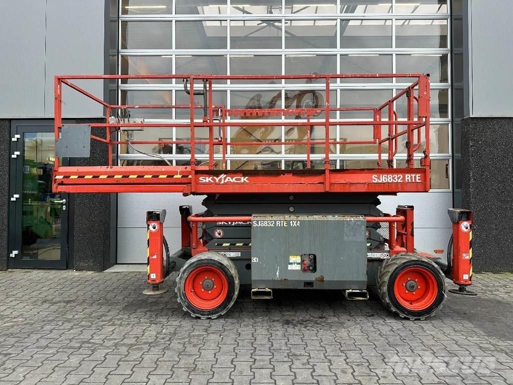 SkyJack SJ6832 RTE Ножничные подъемники