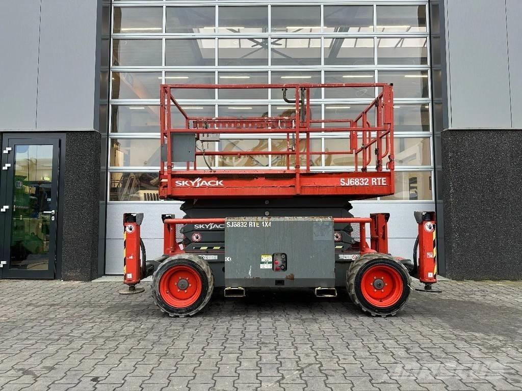 SkyJack SJ6832 RTE Ножничные подъемники