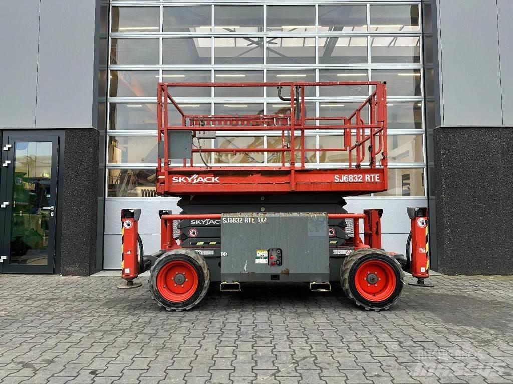 SkyJack SJ6832 RTE Ножничные подъемники