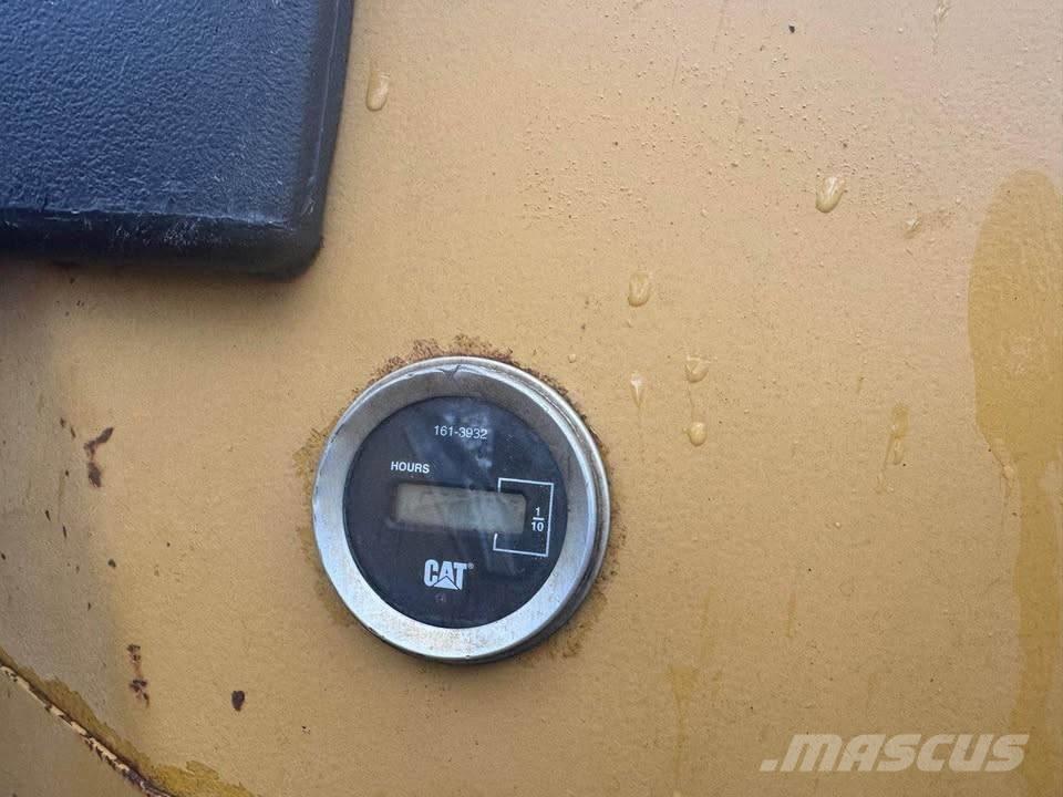 CAT D 3 G LGP Гусеничные бульдозеры