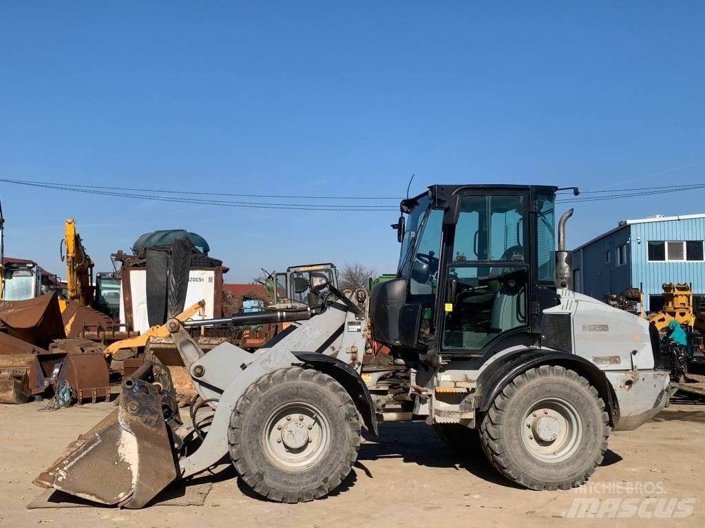 CAT 908H Фронтальные погрузчики