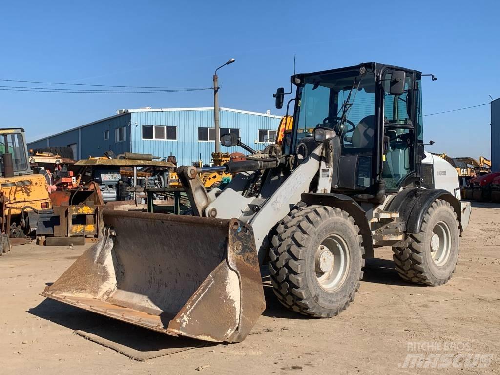 CAT 908H Фронтальные погрузчики