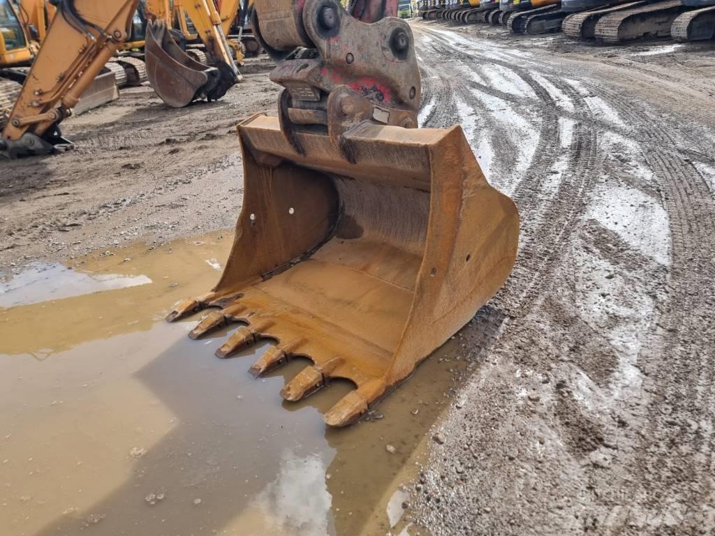 JCB JS220 LC T4 Гусеничные экскаваторы