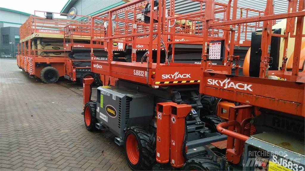 SkyJack 6832RT Ножничные подъемники